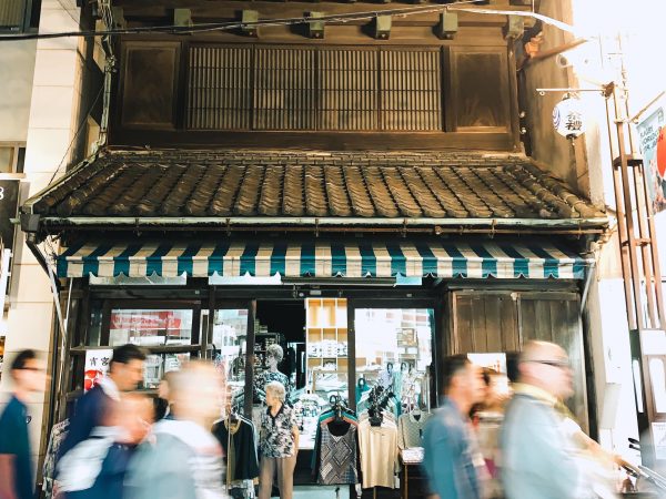 コロナ前の千住1～5丁目の「千住本町五町会連合“宵宮”」の一コマ。旧日光街道を5つの神社の神輿と獅子頭が進む