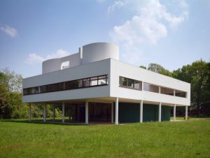 パリ郊外のサヴォア邸（フランス パリ）。「ピロティ」「自由な平面」「自由な立面」「独立骨組みによる水平連続窓」「屋上庭園」の“近代建築の五原則”が体現されている