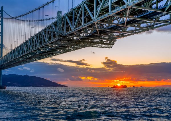 明石海峡大橋と夕焼けが望める舞子周辺