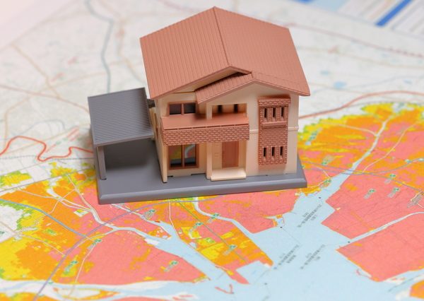 東京備蓄ナビでは、災害時に備えておきたい備蓄品を紹介している。世帯の居住人数、性別、年代、住まいなどを選択すると、必要な備蓄の目安日数、品目一覧が表示される。備蓄品を準備する際の参考にしてほしい<br>
https://www.bichiku.metro.tokyo.lg.jp/