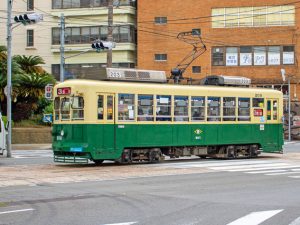 長崎市内を走る路面電車。市民の足となっている
