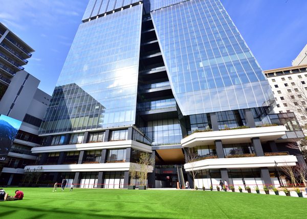 リッツカールトン福岡やオフィス、レストランなどが入居する「福岡大名ガーデンシティ」。緑豊かなガーデンが広がっている