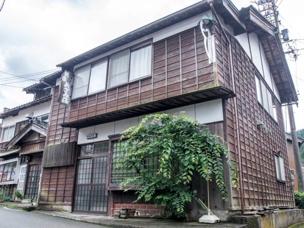 石川県白山市白峰は築100年以上の古民家が密集、重要伝統的建造物群保存地区にも選ばれているエリア。TENJIKU白峰は、この地域の魅力を伝えるガイド白山しらみね自然学校の活動拠点を利用している
