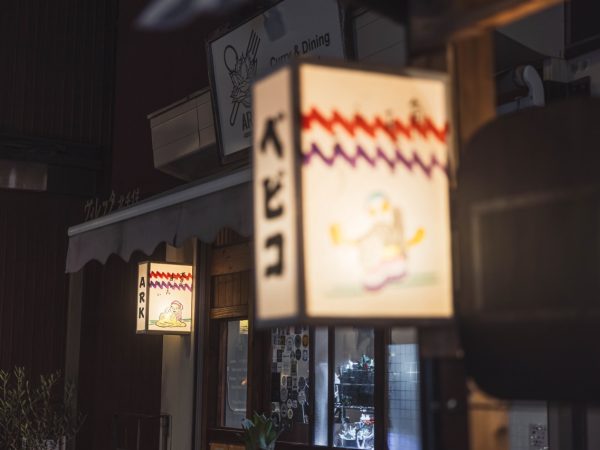 ワークショップで参加者に説明をするアーティストの小日山さん（左）古川さん（右）（撮影：伊澤写真館）