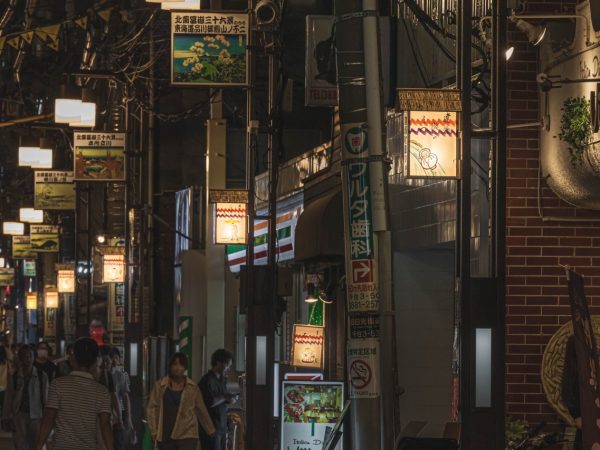 旧日光街道の100個の地口行灯の中にヒントがある謎解きラリーのチラシ（おもて）。2023年9月1日〜11月30日、千住ほんちょう商店街（千住1〜2丁目）、宿場町通り商店街（千住3丁目）、宿場通り商店街（千住4〜5丁目）で開催。参加方法は、チラシを手に入れ、商店街につけられた100個の地口行灯の中から3つの地口絵の近くにある謎カードを探し、なぞなぞを解く。先着180人に1010（せんじゅ）ノートがプレゼントされる（15歳以下のみ）