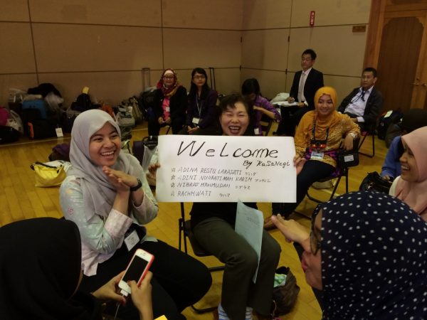 農家民宿で農業体験を楽しむ外国人ゲストたち