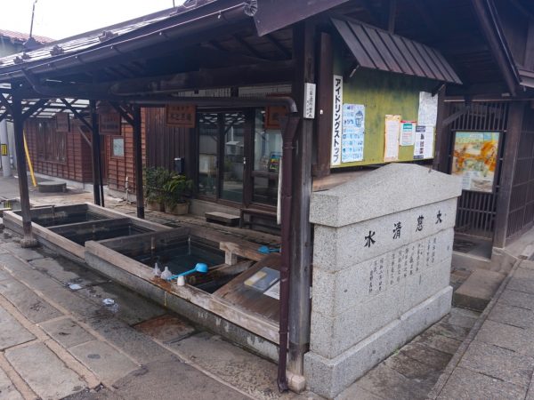 盛岡市の中心市街地には、近代化の歴史の象徴「岩手銀行赤レンガ館」がある。現在は多目的ホールとして活用されている