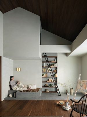 深い軒によって外と内をつなぐ空間が生まれる。柱や間仕切りのない空間は気持ちも開放的になるだろう