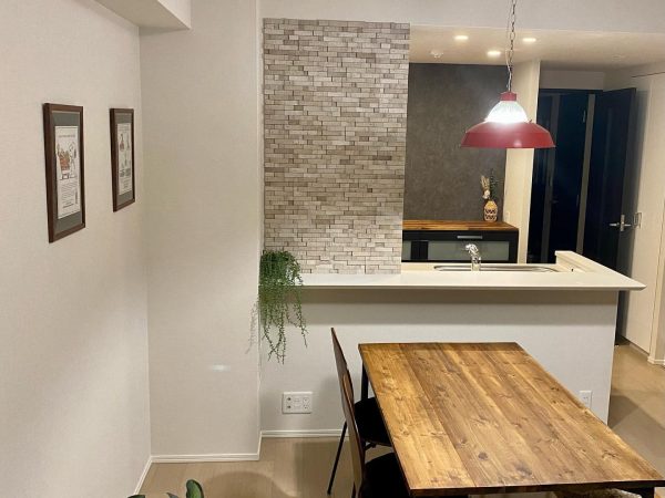 麻繊維25％にプラスチックが75％の配合でつくられている「LETILE麻」、「LETILE麻MIX」。2.5センチ角と2.5センチ×10センチのブロックを好きなように組み合わせることができる（筆者撮影）