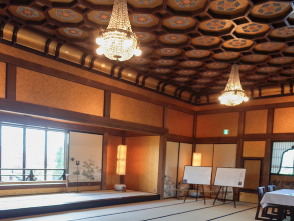 大広間。天井は四角形と八角形の組み合わせによる蜀江組折上げ