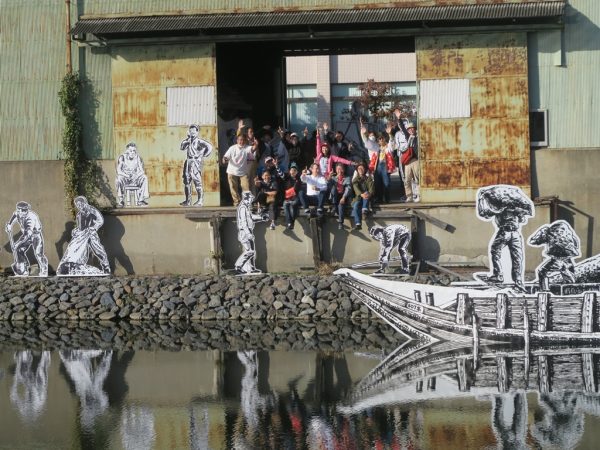 「中川運河ギャラリー」のオーナー森さん。クレメンス・メッツラーさん（後述）の作品とともに（画像提供：中川運河ギャラリー）