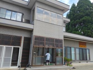 農家民宿「ふる里」の外観。大きな農家の建物には、ホストファミリーの居室とゲストルームがあり、向かい側には納屋もある