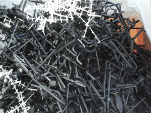 パワーウインドウのパーツを作る際に出る廃プラが原料