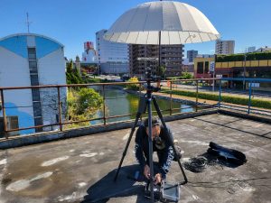 三原聡一郎氏のインスタレーションの一部。ギャラリーの屋上に設置した装置（画像提供：中川運河ギャラリー）