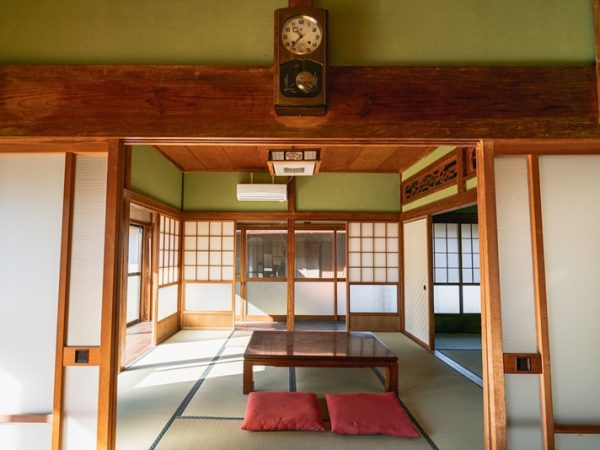 旅好きなら旅をしながら仕事する生活を夢見たことがあるのではなかろうか。そんな願望をいろいろなやり方で実現しようという求人サービスがSAGOJOだ。地域の依頼に応えて自分のスキルで課題解決に挑んだり、無料で宿泊しながら地域のお手伝いをしたり、仕事と旅を掛け合わせて生まれてきた可能性について聞いた。

