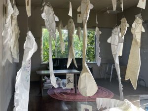 ギャラリーの２階に飾られている夢や願いが書き込まれた“のぼり鯉”たち（画像提供：中川運河ギャラリー）