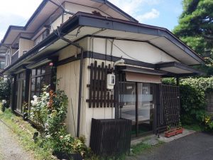 シェア工房は古民家ではないが、通りの雰囲気に合わせた外観にしている