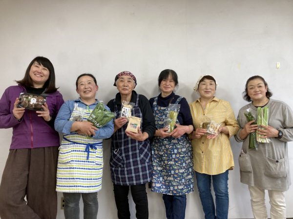 農家のお母さんたちが得意のものを持ち寄って「母さんのおすすめセット」が始まった