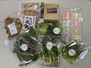 2023年版の「母さんのおすすめセット」。野菜のほか、「きりたんぽ」や「いぶりがっこ」など地元の名物も