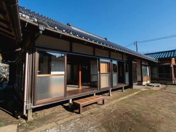 旅好きなら旅をしながら仕事する生活を夢見たことがあるのではなかろうか。そんな願望をいろいろなやり方で実現しようという求人サービスがSAGOJOだ。地域の依頼に応えて自分のスキルで課題解決に挑んだり、無料で宿泊しながら地域のお手伝いをしたり、仕事と旅を掛け合わせて生まれてきた可能性について聞いた。

