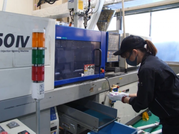 自動車部品を製造する射出成型機を流用して廃プラ商品を成形している