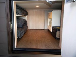 宿泊事業者の利用を想定した収納スペース。リネン等を入れることができる