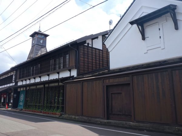 もりおか町家物語館の外観。建物の裏側には蔵もある