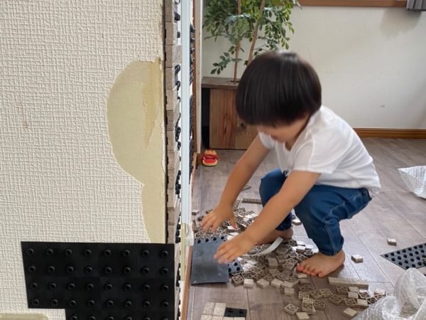 麻繊維25％にプラスチックが75％の配合でつくられている「LETILE麻」、「LETILE麻MIX」。2.5センチ角と2.5センチ×10センチのブロックを好きなように組み合わせることができる（筆者撮影）