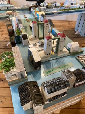 写真左：ミニチュアハウスの作者、古田さん