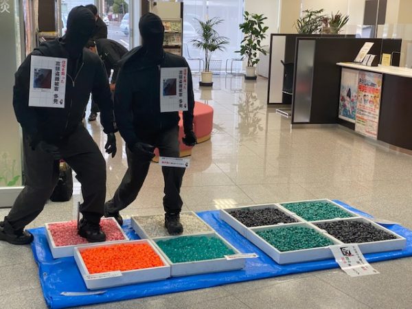 自動車部品を製造する射出成型機を流用して廃プラ商品を成形している