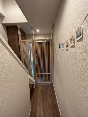 玄関の猫脱走防止柵は木製で温かみがある