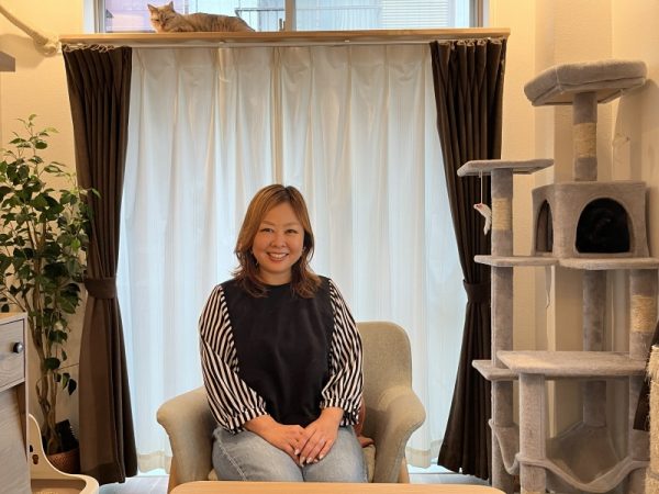 もともと猫が好きな廣田さん。窓辺のうらら、猫タワーの中の黒猫レオもこちらを見ている