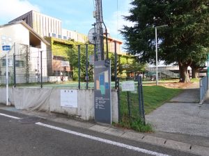 建物の脇までエスプ塩竃の敷地があり、緑も濃い