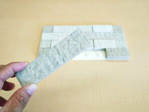 麻繊維25％にプラスチックが75％の配合でつくられている「LETILE麻」、「LETILE麻MIX」。2.5センチ角と2.5センチ×10センチのブロックを好きなように組み合わせることができる（筆者撮影）