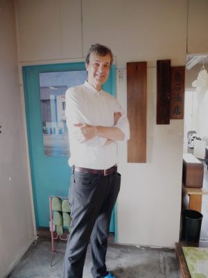 「中川運河ギャラリー」のオーナー森さん。クレメンス・メッツラーさん（後述）の作品とともに（画像提供：中川運河ギャラリー）