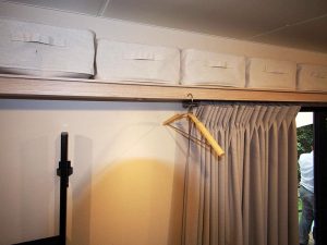 棚の側面には溝が彫られておりハンガーなどをかけることが可能