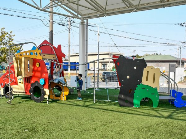 千葉県と埼玉県の県境に位置する茨城県境町では、一戸建て住宅に住み続けることで土地・建物を無償譲渡される住宅支援や、英語教育に力を入れた子育て支援など、手厚い移住・定住促進に注力している。
