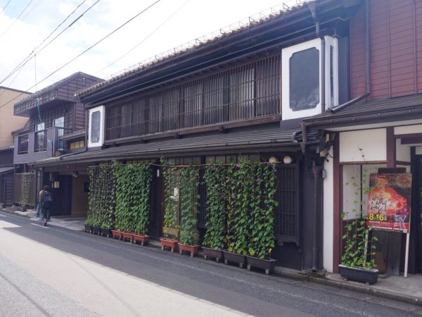 盛岡市の中心市街地には、近代化の歴史の象徴「岩手銀行赤レンガ館」がある。現在は多目的ホールとして活用されている