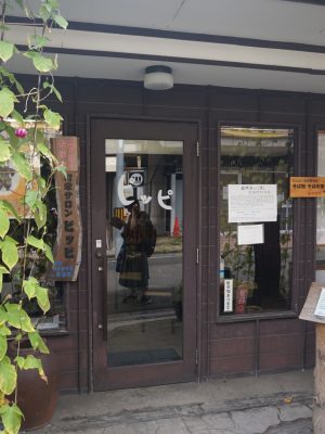 吉田さんは酒蔵があった実家の建物の隣を手芸教室にしている