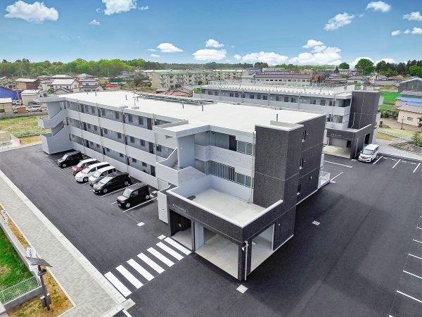 千葉県と埼玉県の県境に位置する茨城県境町では、一戸建て住宅に住み続けることで土地・建物を無償譲渡される住宅支援や、英語教育に力を入れた子育て支援など、手厚い移住・定住促進に注力している。
