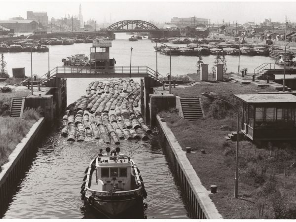 「東洋一の大運河」を渡る石炭運搬船（画像提供：名古屋港管理組合）