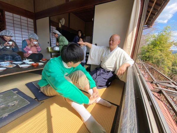 石川県白山市白峰は築100年以上の古民家が密集、重要伝統的建造物群保存地区にも選ばれているエリア。TENJIKU白峰は、この地域の魅力を伝えるガイド白山しらみね自然学校の活動拠点を利用している
