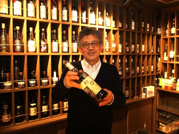 経営する「ホテル五味」のバーに立つ五味さん