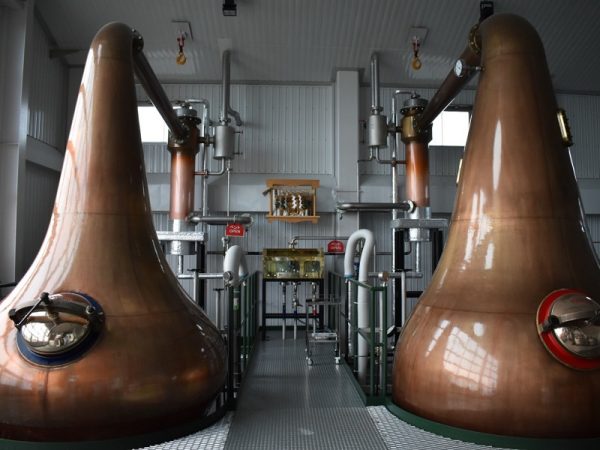 ガラス越しに見える製造過程などを説明する大磯さん