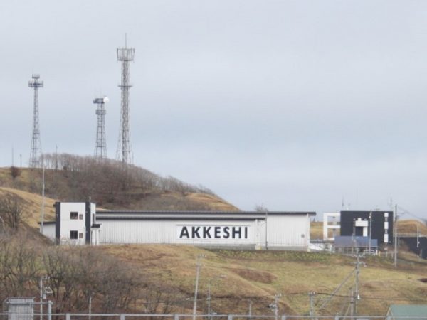 海の近くに建てられた熟成庫。「AKKESHI」の文字が目を引く