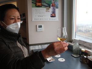 厚岸湾を眺めながらウイスキーを楽しむ参加者