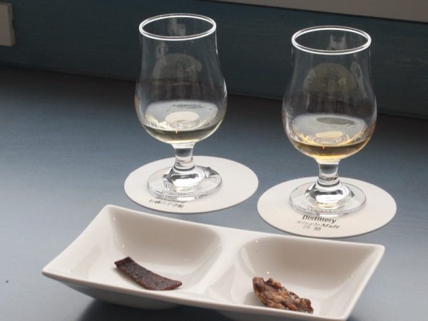 ガラス越しに見える製造過程などを説明する大磯さん