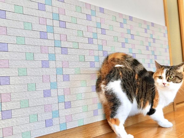 麻繊維25％にプラスチックが75％の配合でつくられている「LETILE麻」、「LETILE麻MIX」。2.5センチ角と2.5センチ×10センチのブロックを好きなように組み合わせることができる（筆者撮影）