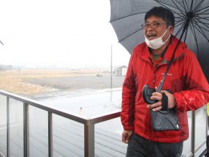 ガラス越しに見える製造過程などを説明する大磯さん