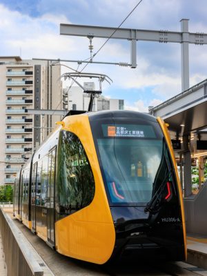 宇都宮ライトレール（宇都宮駅東口停留場）。JR宇都宮駅前の再開発や2023年8月に開業したLRT(次世代型路面電車システム)の影響で地価が上昇した